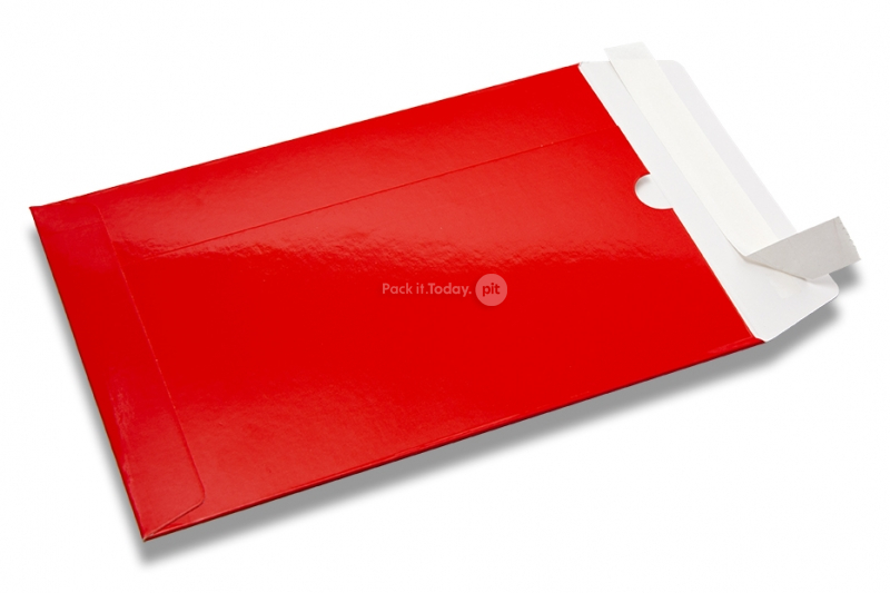 Rood gekleurde kartonnen enveloppen